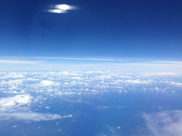 雲の上を飛行しながらの機内食画像