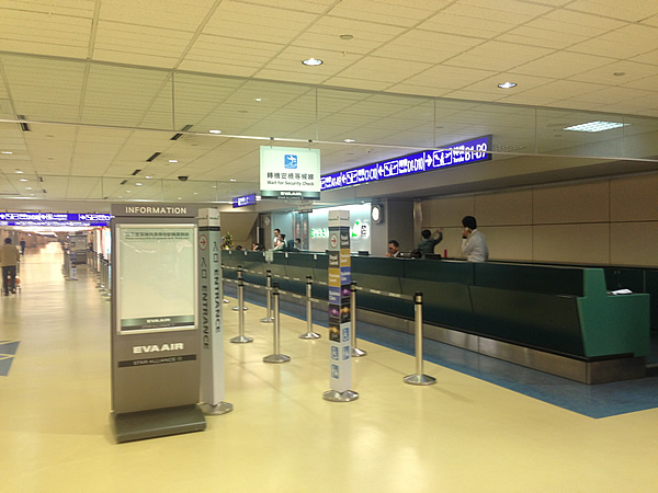 台北桃園空港 エバー航空乗り継ぎカウンター画像